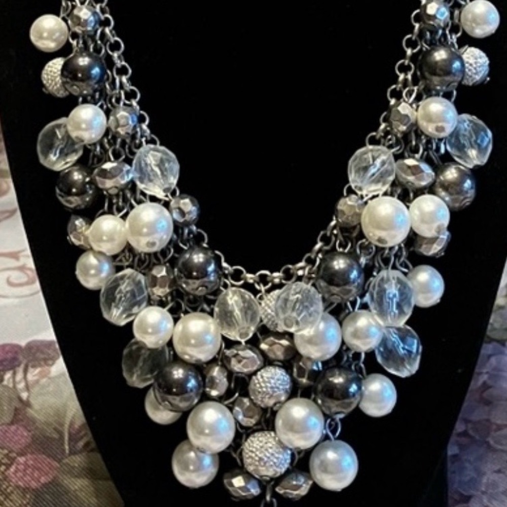 STATEMENT NECKLACE PEARLS, RHINESTONE ORBS, BLACK PEARLS - Picture 5 of 10